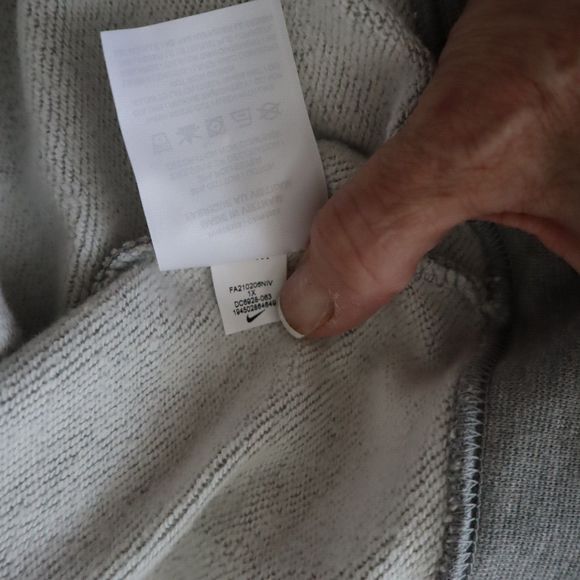 Nike DC6928 063 Women's Plus Sz 1XL Gray Fleece Logo Graphic Sweatshirt $60 - Picture 4 of 9